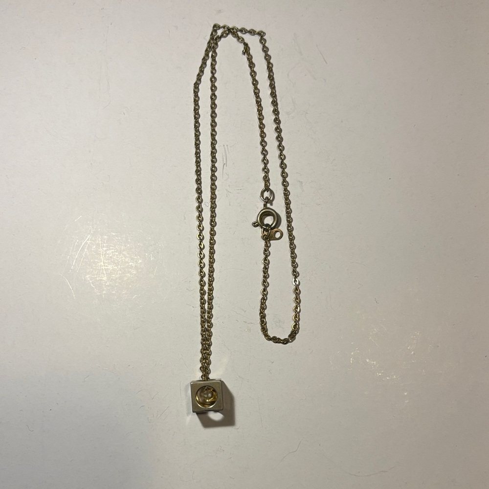 Elegant Gold Pendant Necklace
